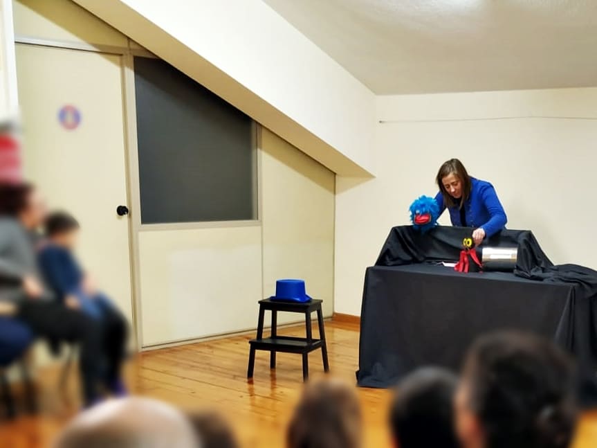 Mónica, Azul, contando Bigotes Caza Ratones con Títeres en una sesión de Bebecuentos-Cuentacuentos y Narración Oral en Asturias en las Bibliotecas de Oviedo VA.Verde&Azul