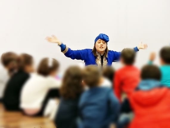Mónica, Azul, contando A la salud de los cuentos en una sesión de Cuentacuentos y Narración Oral en Asturias en un Centro Escolar VA.Verde&Azul