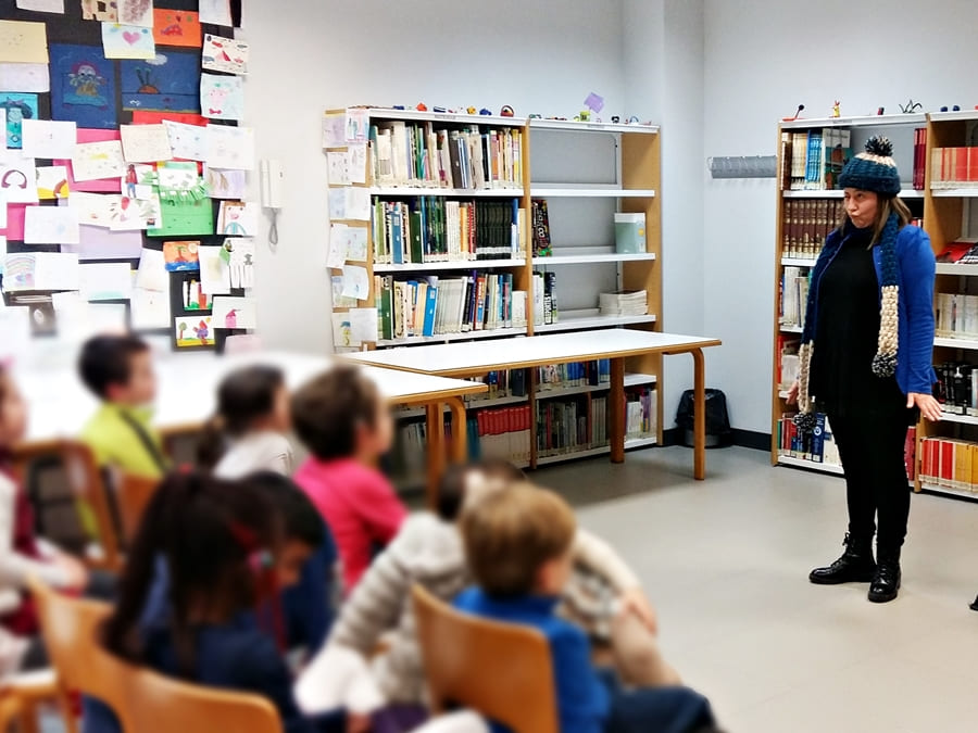 Mónica Azul, contando Cuentos Helados con Kamishibai en una sesión de Cuentacuentos y Narración Oral en Asturias en las bibliotecas de Avilés VA.Verde&Azul