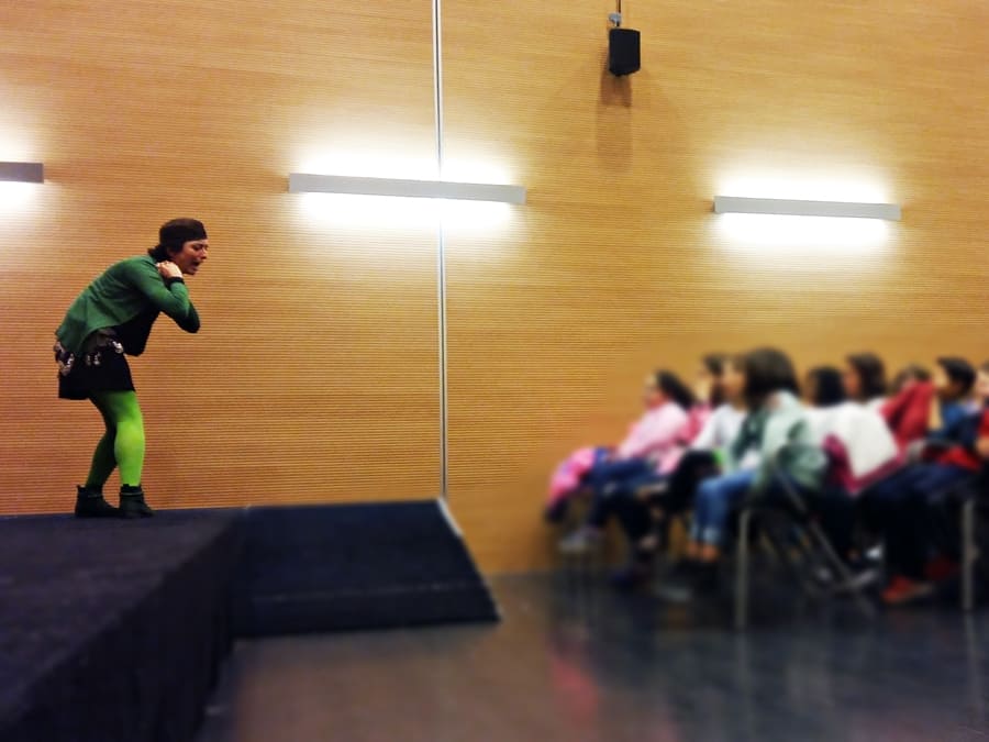 Vanesa, Verde, contando en una sesión de Cuentacuentos y Narración Oral en Asturias para escolares en las Jornadas de Coeducación Candás VA.Verde&Azul