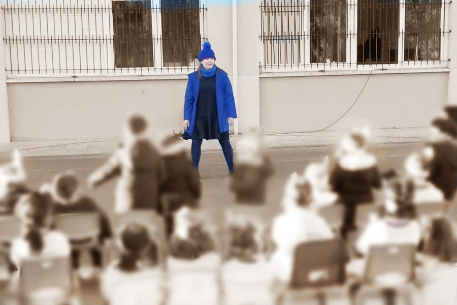 Mónica, Azul, contando Vuela cuento en una sesión de Cuentacuentos y Narración Oral en Asturias para Colegio en Gijón VA.Verde&Azul