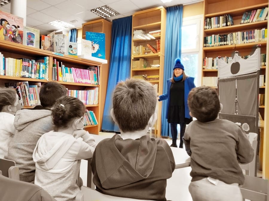 Mónica, Azul, contando Vuela cuento en una sesión de Cuentacuentos y Narración Oral en Asturias en la Biblioteca de Figueras Castropol VA.Verde&Azul