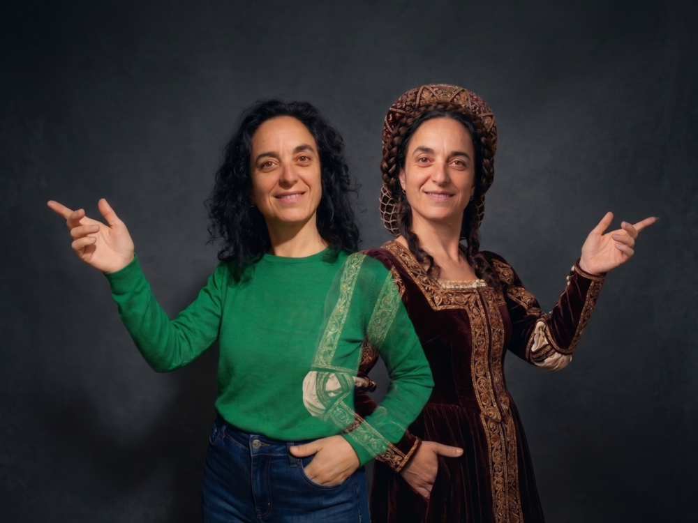 Actriz de charlas teatralizadas en Asturias, mostrando un montaje fotográfico donde se funde su imagen actual en jersey verde con su caracterización con un vestido de época medieval marrón.
